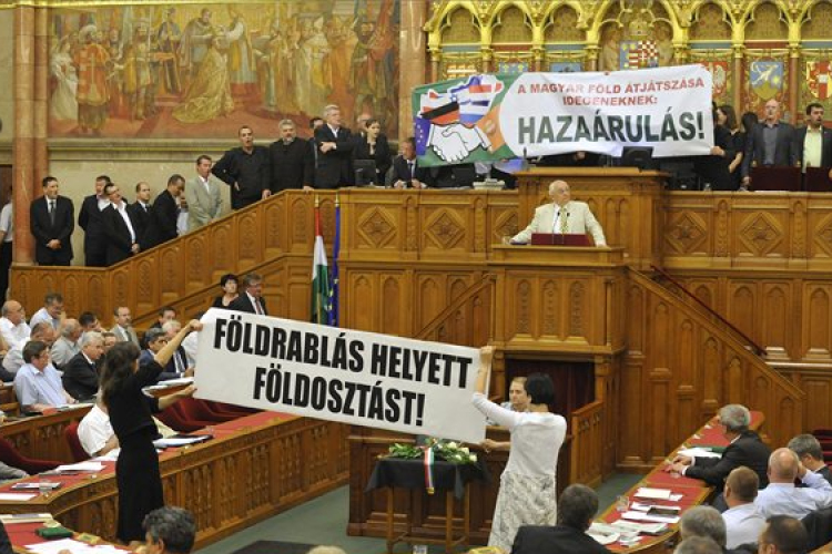 Megvonták negyven jobbikos képviselő tiszteletdíját