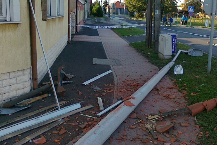 Rádöntötte a házra a villanyoszlopot és elhajtott