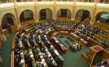 Háromnapos üléssel folytatja munkáját a parlament 