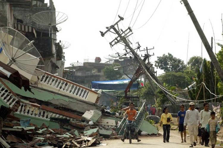 Földrengés Indonézia partjainál - Nem tudnak magyar sérültről