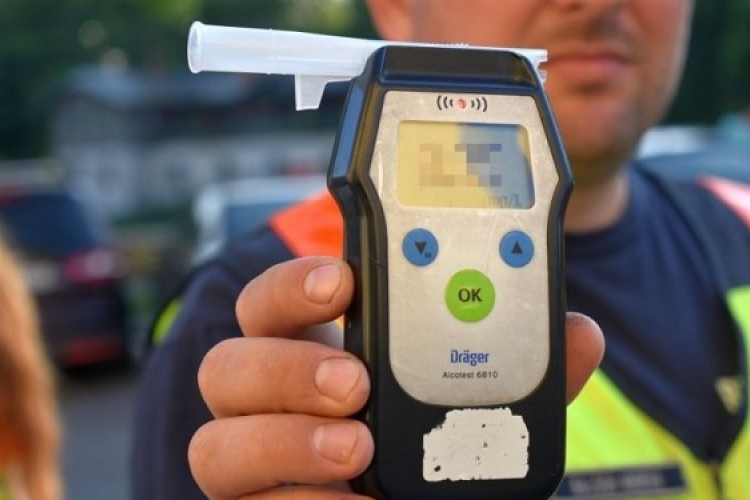 Ittasan haladt a forgalommal szemben Csornánál az M85-ösön