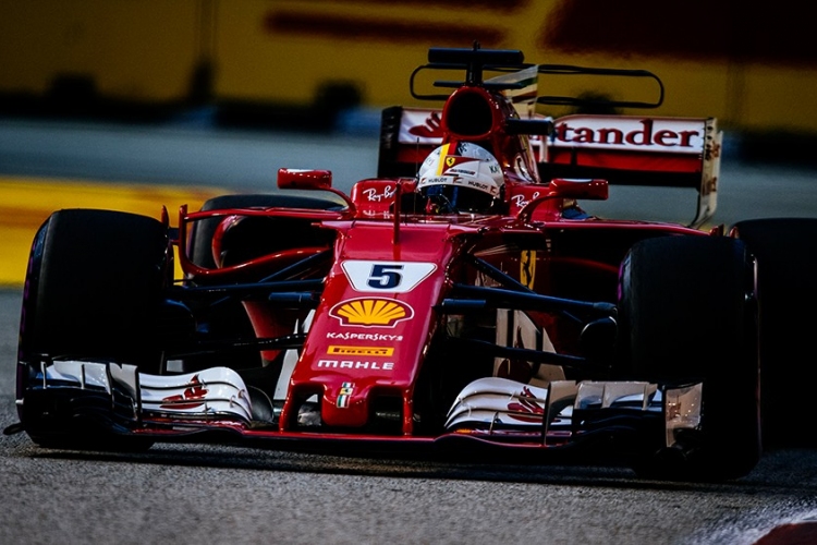 Vettelé a pole pozíció, Hamilton csak ötödik Szingapúrban