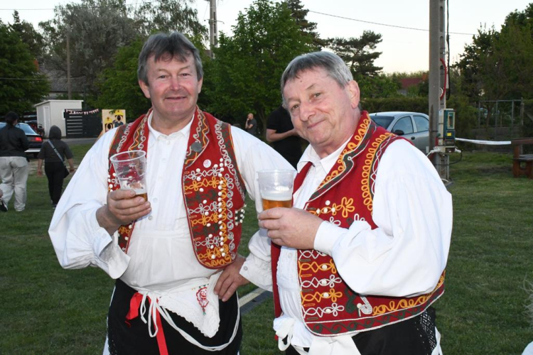 FALUNAPPAL EGYBEKÖTÖTT MAJÁLIS SZANYBAN.
