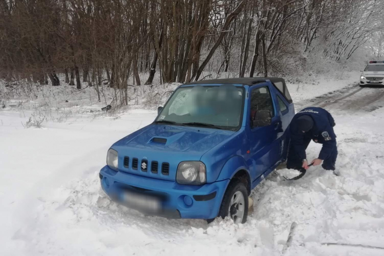 Rendőrök ásták ki a hófúvásban elakadt autót a Bakonyban
