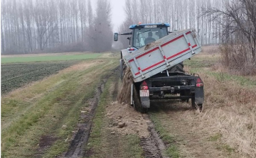 Helyi gazdák közreműködésével javítják a külterületi utakat Osliban