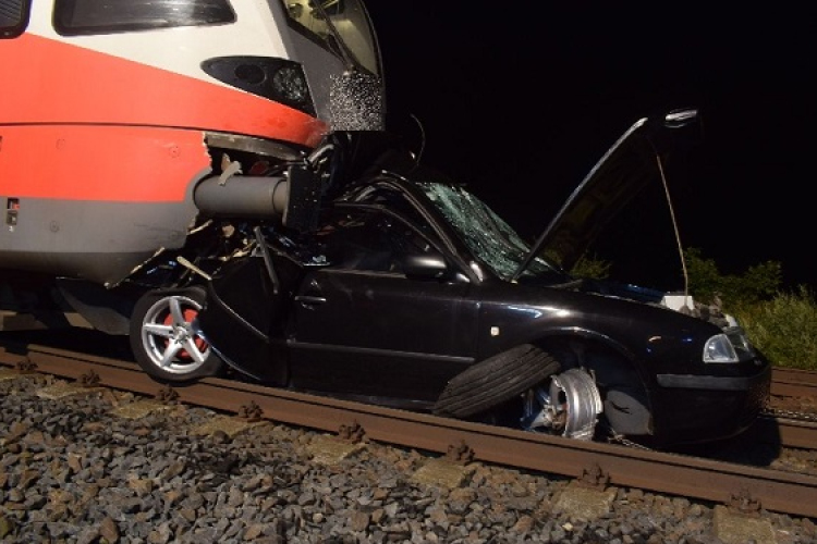 Személygépkocsival ütközött össze egy vonatszerelvény Öttevény térségében.