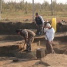 2800 évvel ezelőtti lakott település régészeti feltárása Szilsárkány határában.