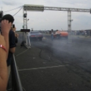 Gyorsulási verseny, füstölő gumik