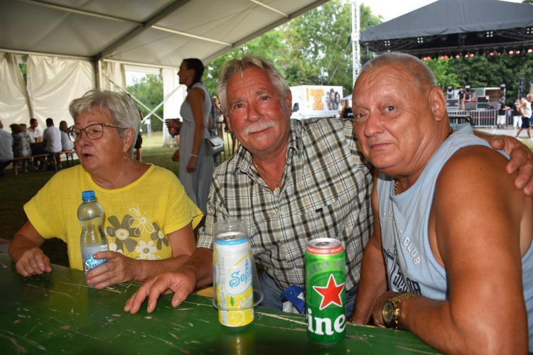 A MAGNA CUM LAUDE a szanyi búcsúban.