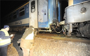 Ütközött két vonat Cegléd és Ceglédbercel között, három embert kórházba vittek