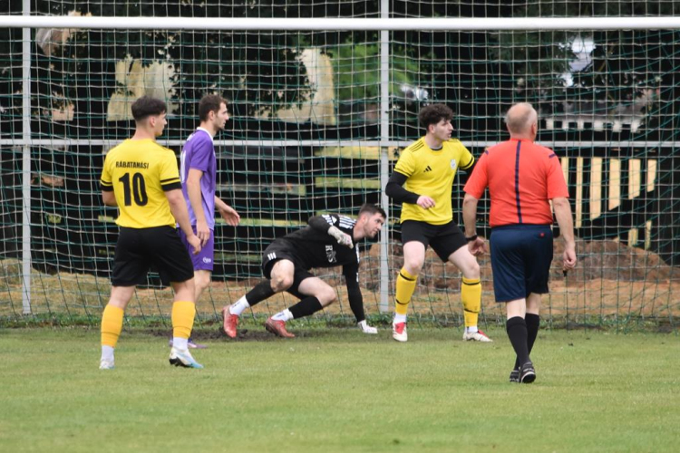 Szany-Rábatamási 1:1 (0:1) labdarúgó mérkőzés.