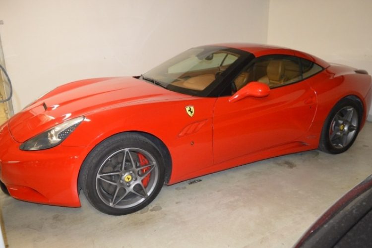 Motort, kocsikat, hajókat loptak, köztük Ferrarit is