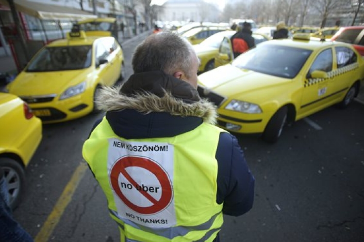 Addig demonstrálnak a taxisok, amíg megegyezés nem születik
