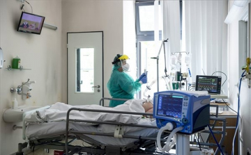 Franciaországban emelkednek a kórházi mutatók, a kormány kivár az újabb korlátozásokkal