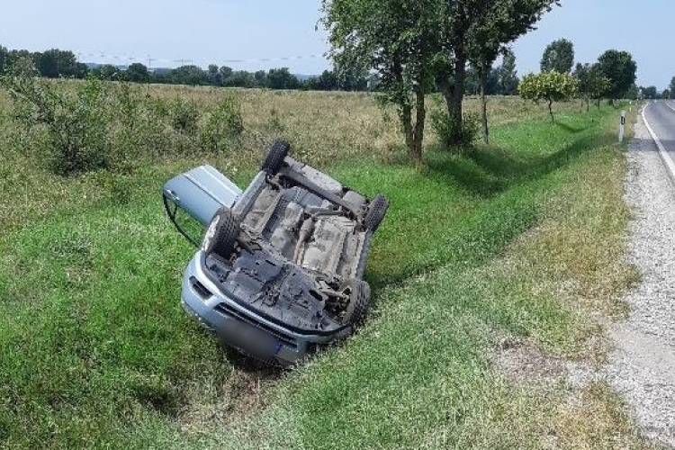 A vétlen autós borult az árokba a 85-ös főúton