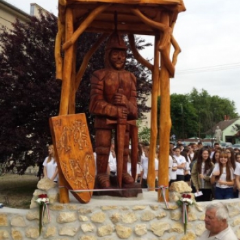 Felavatták a névadó szobrát Csornán a Hunyadiban