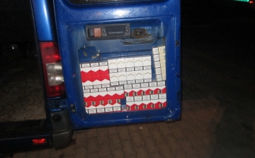 Cigarettát csempésztek a kisbuszban, de lebuktak