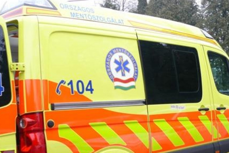 Villanyoszlopnak csapódott egy mentőautó Pusztaszabolcson