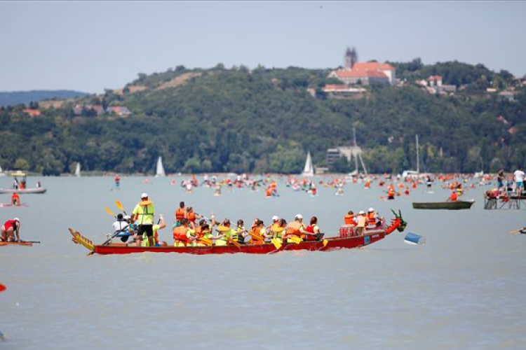 Több mint négyezren lapátoltak Zamárdi és Tihany között