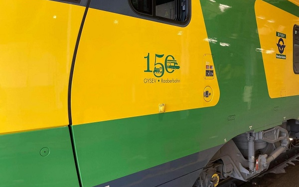 Jubileumi logók díszítik a GYSEV mozdonyait és vasúti kocsijait