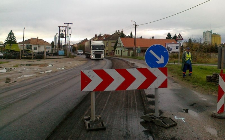 Újabb nehéz hetek várnak a Csornán közlekedőkre