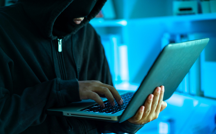Megtévesztő ajánlatokkal csaphatják be a kiberbűnözők a nyaralni indulókat