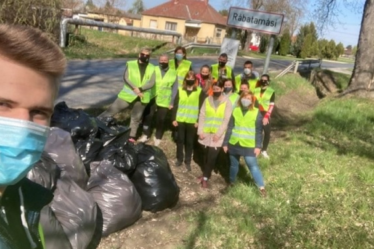 Zsákszám szedték össze a szemetet az önkéntesek a falujukba vezető utak mellett
