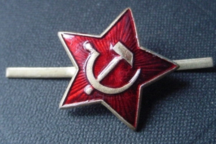 Horogkereszttel és vörös csillaggal is lehet vonulni az Ab határozata után