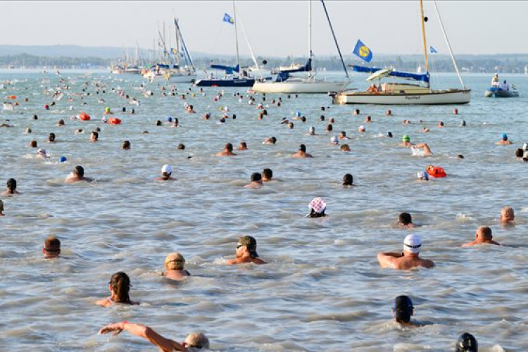 Újraélesztettek egy úszót a Balaton-átúszáson