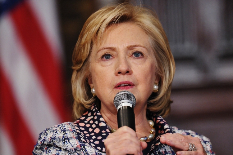 Átadták az FBI-nak Hillary Clinton magán e-mail-szerverét