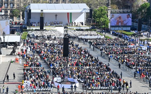 Több tízezren várták Ferenc pápát a Kossuth téren