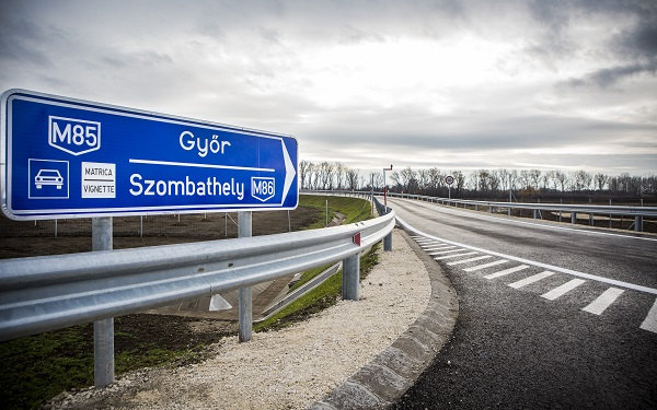 Négy megye autópályáit használhatjuk idén az M1 regionális matricával