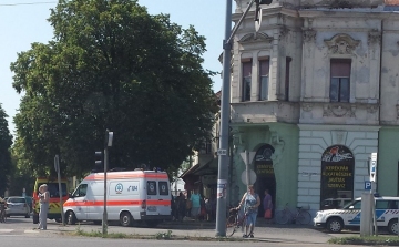 Dühöngőt fékeztek meg és láttak el a mentők Csorna belvárosában