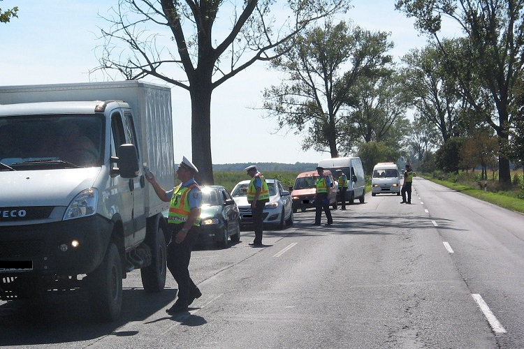 Kapuvári egyenruhások szondáztatták a 86-os számú főúton közlekedőket