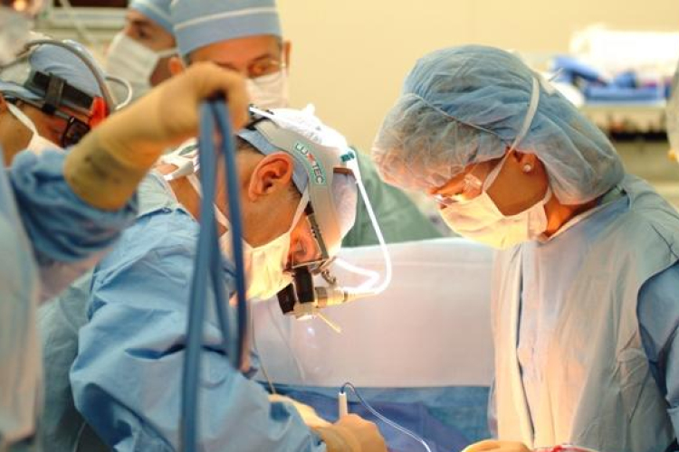 Visszavarrták az Ausztriában balesetet szenvedett magyar férfi alkarját