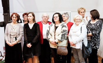 Fehér–arany karácsony kiállítás a csornai könyvtárban