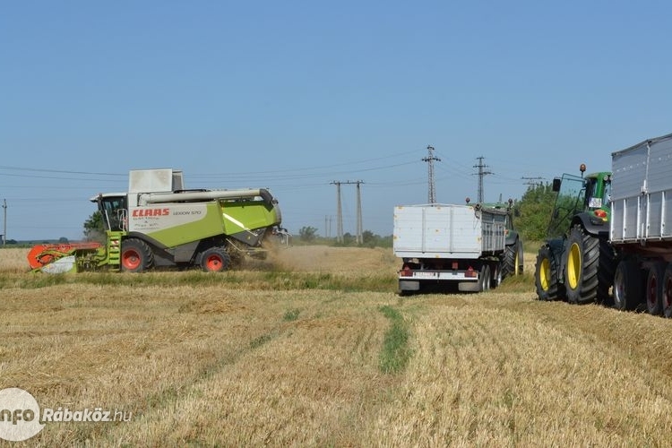 Az aratás idején minden közlekedőnek figyelni kell a mezőgazdasági gépek megnövekedett forgalmára