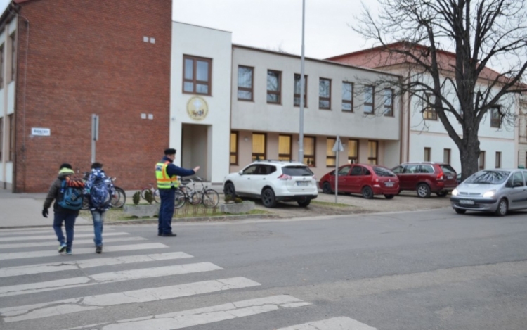 A csornai rendőrök biztosítják az iskolák környékének gyalogos forgalmát