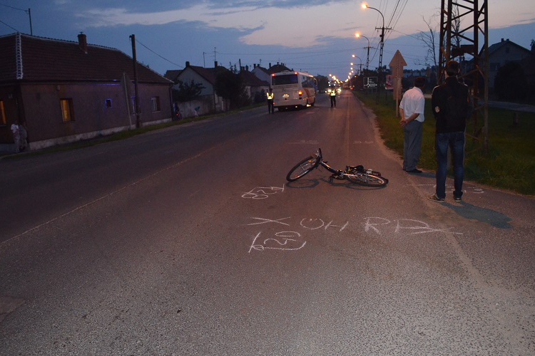 Busszal ütközött az ittas kerékpáros Csornán