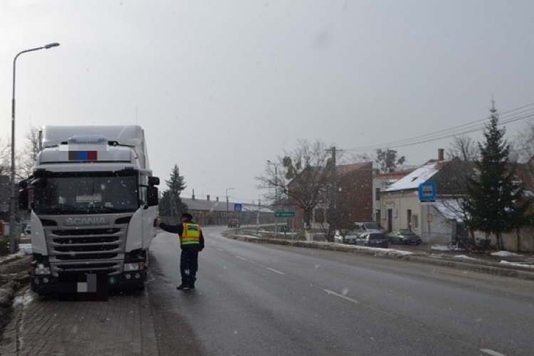 A rendőrök már ellenőrizték a Csornáról kitiltott kamionok forgalmát