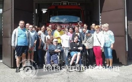 A Magyar Máltai Szeretetszolgálat táborozói jártak a csornai tűzoltóságon