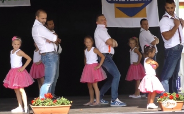 A lányaikkal táncoló apukák meghódították a bősárkányi falunap közönségét