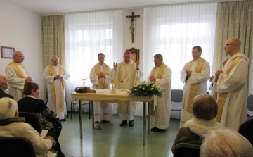 A püspök áldotta meg a csornai kórház új kápolnáját
