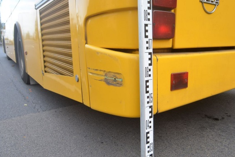 Hátulról nekiment a busznak, de megállás nélkül elhajtott