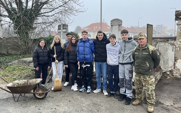 Hunyadisok tették rendbe a hadisírokat