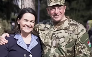 49 évesen, alezredesként kezdi katonai karrierjét a köztársasági elnök férje