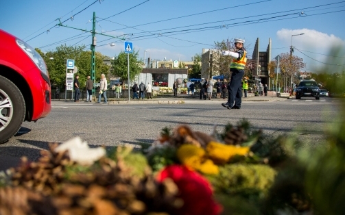 Rendőrök segítik a biztonságos közlekedést a közutakon, illetve a temetők környékén