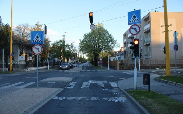 Piroson áthajtva elütött egy gyalogost, majd elhajtott