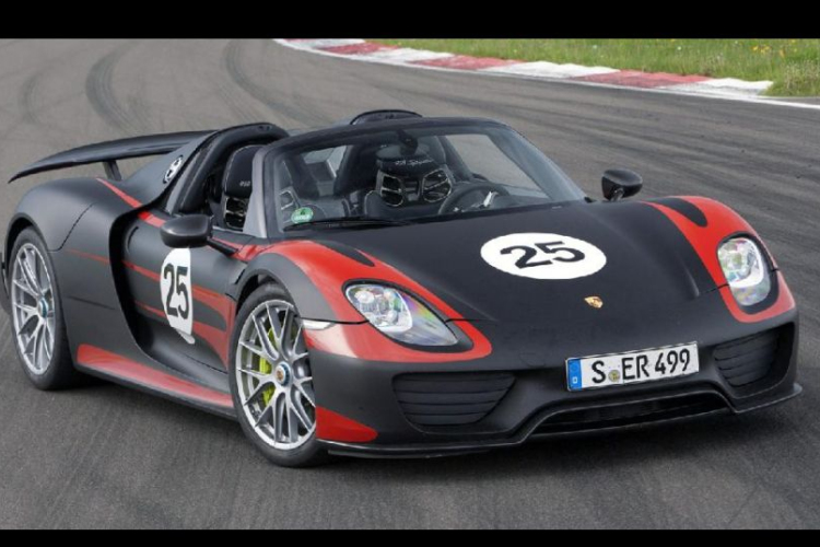 Versenypályán a 806 lóerős Porsche 918 Spyder