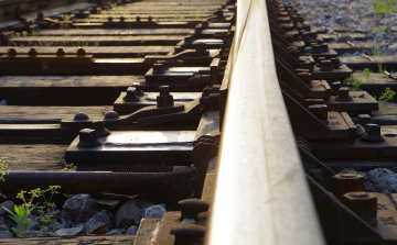 Vágányszabályozási munkák miatt Belednél vasúti átjárókat zárnak le átmeneti időre